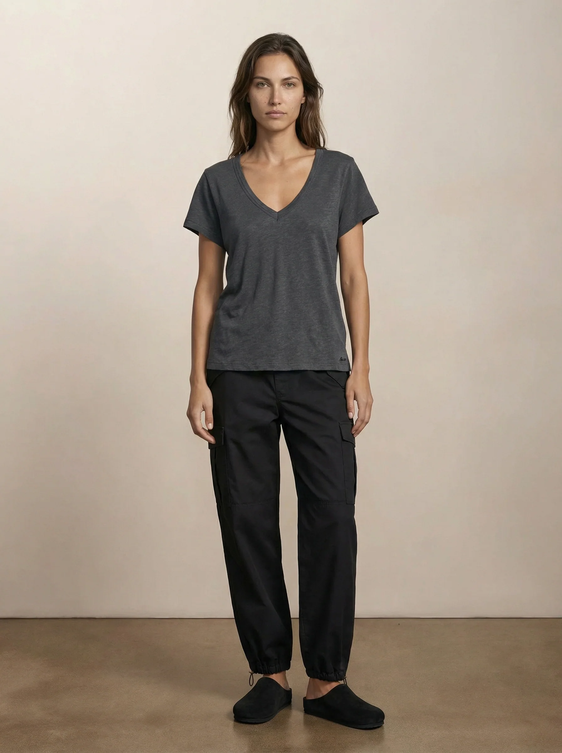 Basic V-neck T-shirt - Image 3